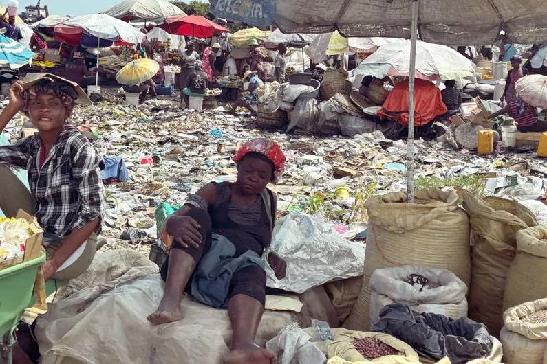 vendedores-rodeados-de-lixo-haiti